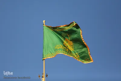 تعویض پرچم گنبد حرم امام رضا(ع)‎