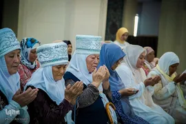 اهدای روسری به بانوان محجبه در مسجد مرکزی بیشکک