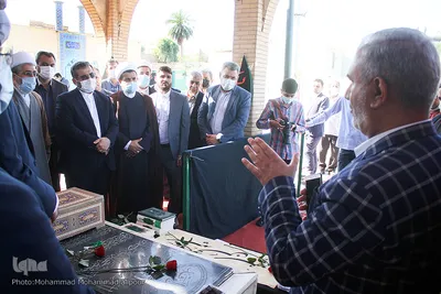 حضور وزیر ارشاد در حرم علی‌بن مهزیار اهوازی