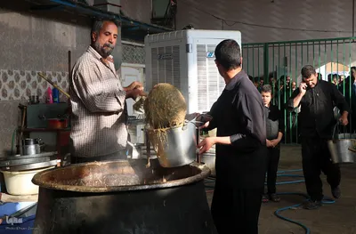 طبخ و توزیع آش گندم در یزد‎