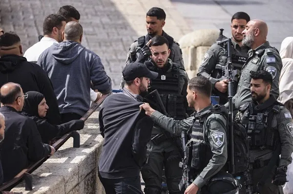 Forças de ocupação bloqueiam e atacam fiéis na mesquita de Al-Aqsa