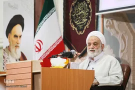  حجت‌الاسلام والمسلمین محسن قرائتی، رئیس ستاد اقامه نماز کشور در همایش سفیران حسینی