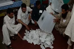 পাকিস্তানের নির্বাচনের প্রাথমিক গণনা শেষে ইনসাফের জয়