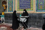 در حال حاضر که بخش کفشداری حرم در راستای اجرای پروتکل های بهداشتی تعطیل است خدام این بخش در مبادی ورودی حرم به ارائه خدمات می پردازند.