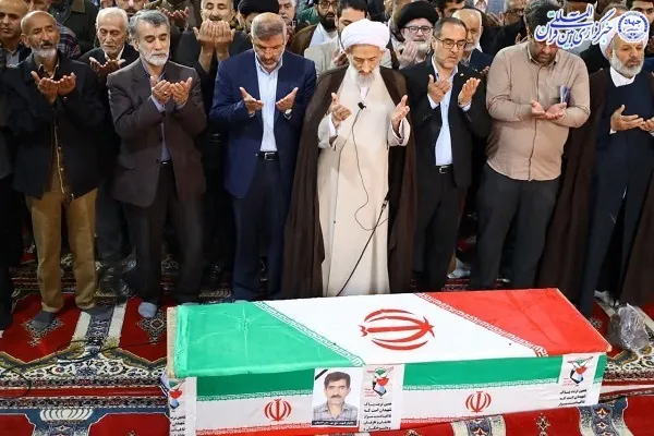 اقامه نماز مردم ساری برپیکر مطهر جانباز شهید «نورعلی قدبنان»