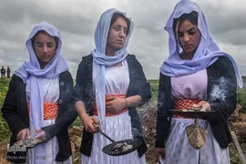 سه زن ایزدی در مراسم نبش نخستین گور دسته جمعی در کوجو در سنجار عود می سوزانند. تیم پزشکی قانونی عراق و اداره گورهای دسته جمعی این کشور با همکاری تیم تحقیقاتی سازمان ملل کار خود را بر روی گورهای دسته جمعی ایزدی‌ها آغاز کردند.