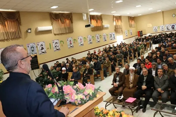 نخبگان در راستای رشد آرمان‌های انقلاب حرکت کنند