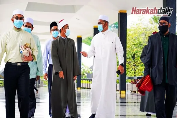 Membersihkan bau mulut sebelum hadir ke masjid