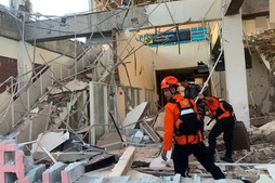 Endonezya'da 7,7 büyüklüğünde deprem