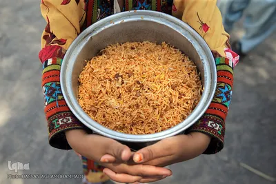 توزیع نذورات حسینی در میان گپرنشینان و اهالی فقیر روستاهای منطقه محروم جازموریان