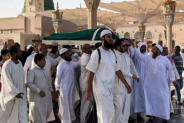 جسد رئیس‌جمهور پیشین تونس در قبرستان بقیع دفن شد
 