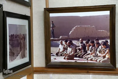 شهید چمران در کنار رزمندگان در حال اقامه نماز است.
