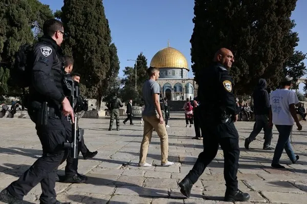 متطرفون صهاينة يقتحمون الأقصى ويؤدون طقوساً استفزازية عند باب الرحمة