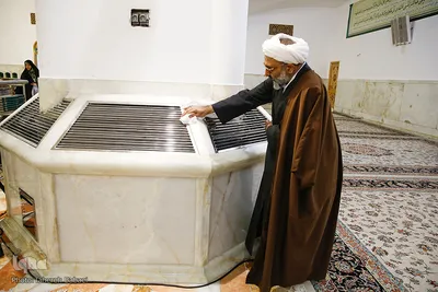 غبارروبی رواق حضرت زهرا(س) در حرم مطهر رضوی توسط بانوان قرآن پژوه