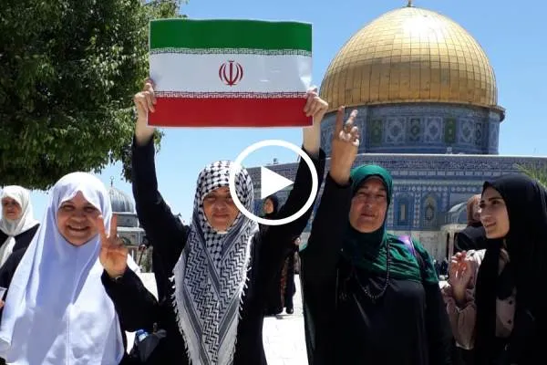 شاهد.. العلم الإيراني وسط ساحات المسجد الاقصى ومن قلب قبة الصخرة