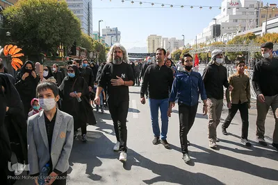 پیاده‌روی زائران به سمت حرم رضوی
