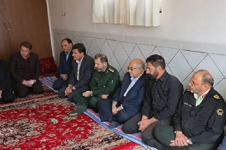 دیدار استاندار کرمان با یکی از خانواده‌های جانباختگان مراسم تشییع شهدای مقاومت