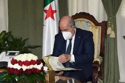 Masallacin Paris Ya Bayar Da Kyautar Kur'ani Ga Shugaban Kasar Aljeriya