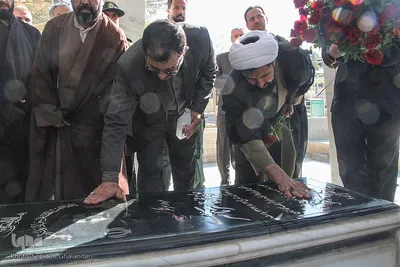 غبارروبی مزار شهدای خراسان جنوبی توسط خبرنگاران