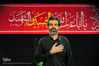 بهنام خواجوی فرد، 54 ساله، ناظر ساختمانی. از 10 سالگی روضه رفتن‌هایش شروع شده است. می‌گویم: امام حسین، می‌گوید: دنیای عشق.