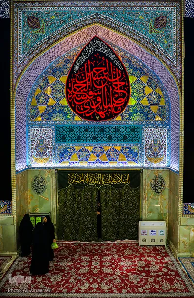 نصب پرچم های سیاه در آستان مقدس امام حسین(ع)