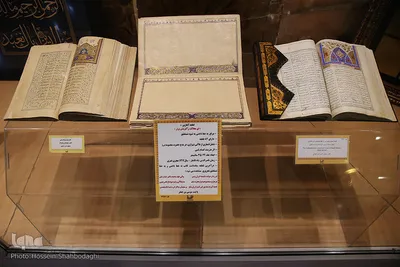 در ادوار مختلف کاتبان و خوشنویسان چیره‌دستی در ممالک اسلامی به‌ویژه در کشور ما ایران ظهور کرده‌اند که عده بسیاری از آن‌ها با خلق آثاری ارجمند و ماندگار، نامی جاودانه در عرصه هنر خوشنویسی یافته‌اند.

برخی از خوشنویسان سراسر عمر خویش را صرف کتابت قرآن نموده‌اند به‌عنوان نمونه در ذیل صفحه پایانی یکی از قرآن‌ها که در شهر لاهیجان و توسط علی ابن محمدصادق اصفهانی در دوره قاجار کتابت شده نامبرده یادآور می‌شود که این قرآن یک‌صد و بیست و یکمین قرآنی است که به کتابت آن اهتمام نموده است.

در بخش قرآن‌های خطی موزه، آثار ارزشمندى از خطاطان ادوار اسلامى همچون ابوالقاسم حدادی، غیاث‌الدین محمد بن احمد خلیلی تبریزی، میرزا احمد نیریزى، فیض‌الله لاهورى، شمس‌الدین عبدالله، دوست، محمد بن سلیمان الهروى، محمد مؤمن حسینی اردستانی، علی‌نقی بن محمد کبیر ربانى، سید ابوطالب نیریزی و زین‌العابدین محلاتی، ام سلمه و ضیاء السلطنه، وجود دارد.

از ام سلمه و ضیاء السلطنه، دختران فتحعلی شاه قاجار دو نمونه قرآن به خط نسخ و ترجمه نستعلیق در موزه وجود دارد که ازنظر کیفیت و تذهیب بسیار حائز اهمیت می‌باشد