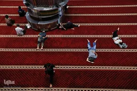 اقامه نماز جماعت مسلمانان جهان در رمضان