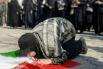 اینجا خاکی است که با خون آبیاری شده؛ پرچم بر قلب‌هاست