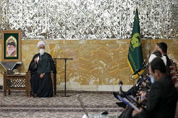 متولي العتبة الرضوية يؤكد ضرورة تعزيز المعرفة الدينية لزوار مرقد الامام الرضا(ع)