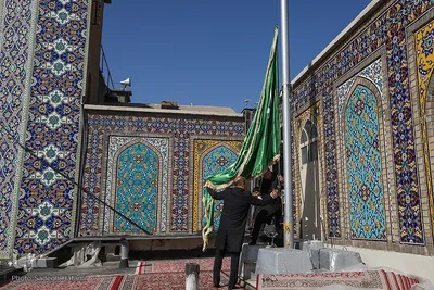 آیین تعویض پرچم گنبد حرم مطهر رضوی