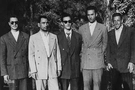 1332. مشهد، علی شریعتی همراه با تنی چند ازدوستان.درتصویر فخرالدین حجازی دیده می شود

