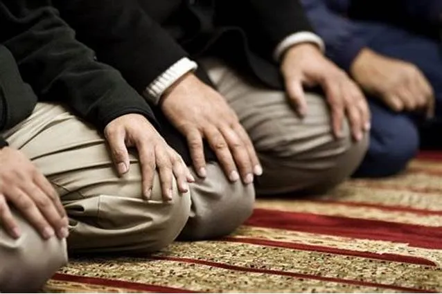 Halkla iyi ilişkiler eşliğinde namaz