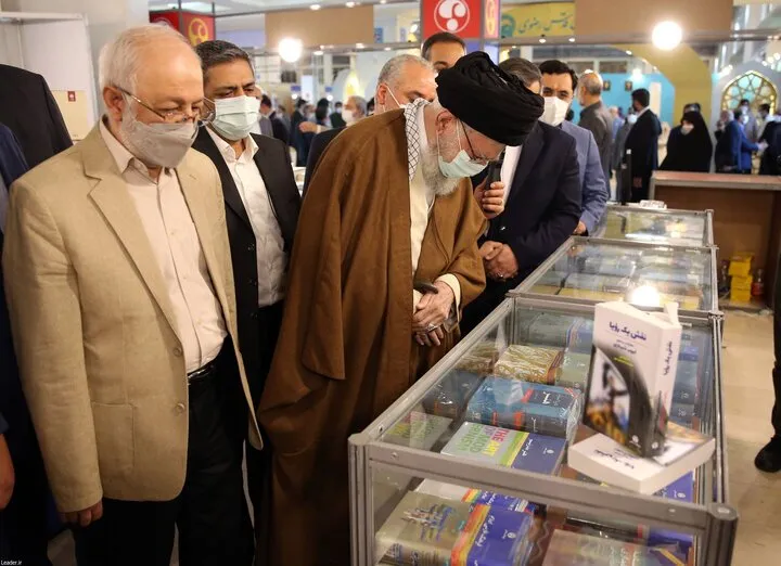 Ayetullah Hamanei Tahran Kitap Fuarı'nı ziyaret etti