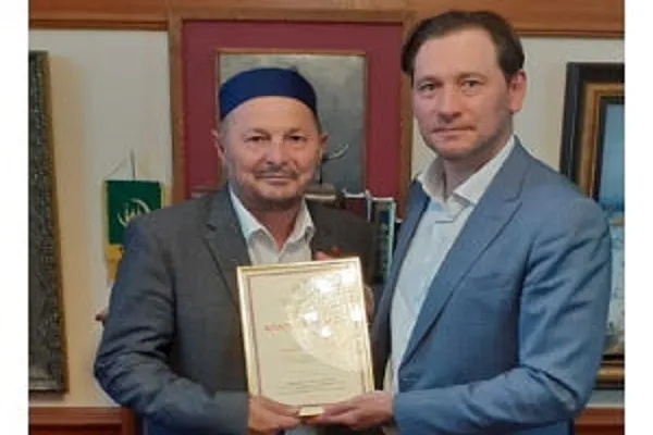 Благодарственное письмо Муфтия Шейха Равиля Гайнутдина вручено председателю мусульманской общины Липецкой области Гусену Курбанову