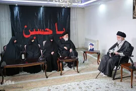 حضور رهبر انقلاب در منزل رئیس‌جمهور شهید