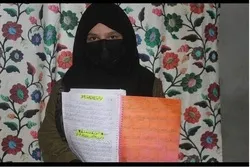 Pelajar Sekolah Dasar India Menulis Alquran dengan Pena
