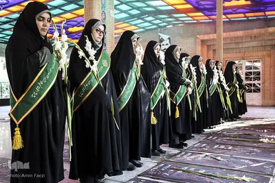 گلباران قبور شهداي دفاع مقدس توسط خادمان حرم شاهچراغ(ع) شيراز