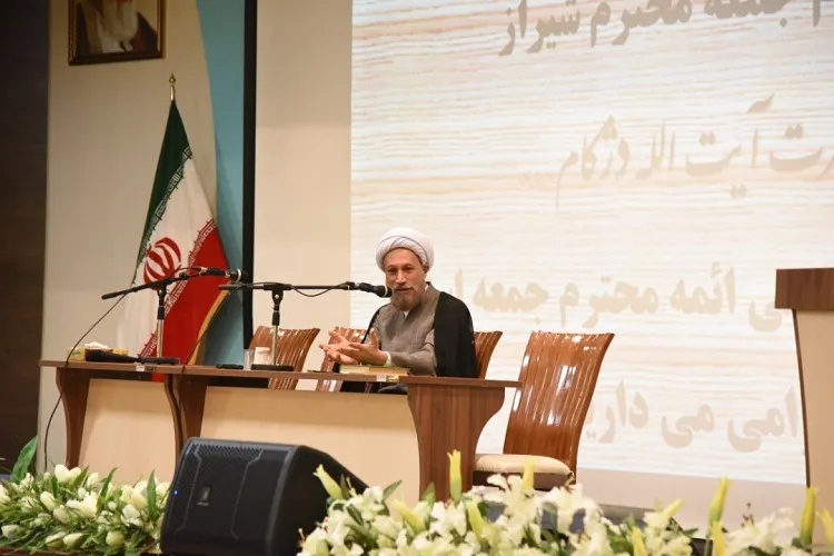 تحلیل‌های سیاسی مبنای قرآنی داشته باشند
