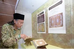 Malaziyanın Terengganu əyalətində nəfis Quran sərgiyə çıxarıldı
