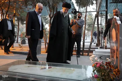 حضور رهبر معظم انقلاب در مرقد مطهر امام راحل و گلزار شهدای بهشت زهرا
