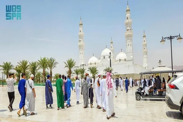 Səudiyyə Ərəbistanı Quran müsabiqəsi iştirakçılarının Mədinənin tarixi məscidlərinə ziyarəti