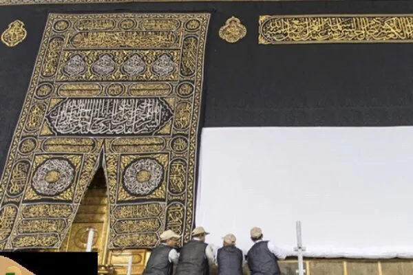 Nakataas ang Ibabang Bahagi ng Takip ng Kaaba habang Nagsisimulang Dumating ang mga Peregrino para sa Hajj