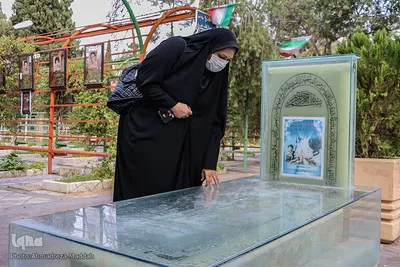 گلباران مزار مطهر شهدا توسط خبرنگاران شیرازی