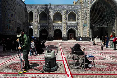 حسین 20سال دارد. او دانشجوی رشته عمران است  و جارو زدن در حرم مطهر رضوی را یک افتخار می‌داند. 