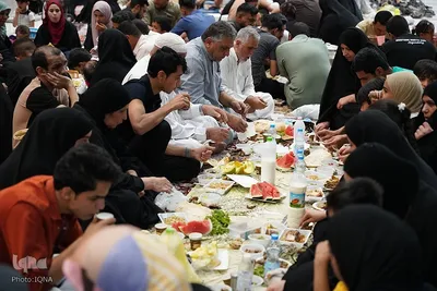 سفره‌های افطاری در جوار آستان علوی