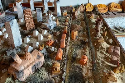 Ein Künstler Palästinas dokumentiert Gaza-Krieg mit Steinmetzarbeit