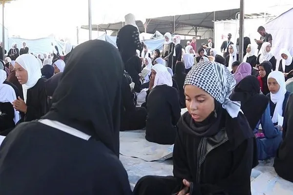 Fələstinli qaçqın çadırı müharibədə yetim uşaqların Quran pənahı