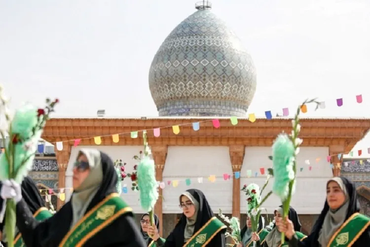 پیاده‌روی «دختران احمدی» از حرم مادر تا فرزند/ چلچراغ شیراز گلباران شد