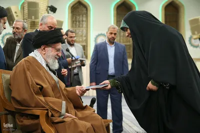 دیدار جمعی از شاعران و اهالی فرهنگ و ادب فارسی با ر هبر معظم انقلاب