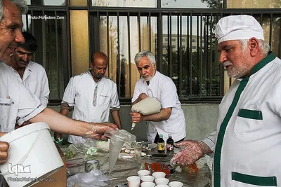توزیع کیک ویژه دهه کرامت در دانشگاه فردوسی
